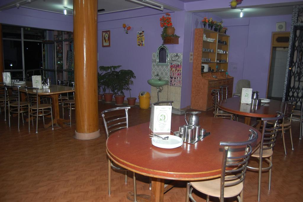 Hotel Ashish Inn Kandāghāt Esterno foto
